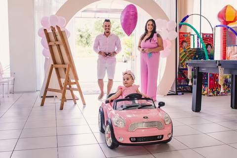 Festa de aniversário infantil - fotógrafa Claudia Wallauer - Aniversariante chegando na festa com carro de brinquedo cor de rosa'