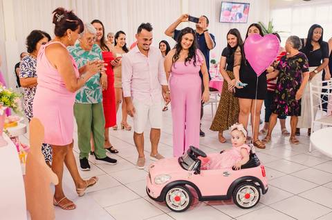 Festa de aniversário infantil - fotógrafa Claudia Wallauer - aniversariante encantando os convidados com o carro de brinquedo cor de rosa'