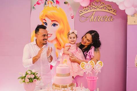 Festa de aniversário infantil - fotógrafa Claudia Wallauer - aniversariante na hora do parabéns na mesa decorada das princesas'