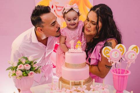 Festa de aniversário infantil - fotógrafa Claudia Wallauer - aniversariante na hora de soprar as velinhas na mesa decorada das princesas'