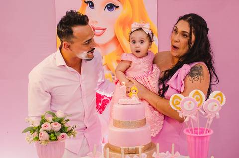Festa de aniversário infantil - fotógrafa Claudia Wallauer - aniversariante depois de assoprar as velinhas de 1 aninho'