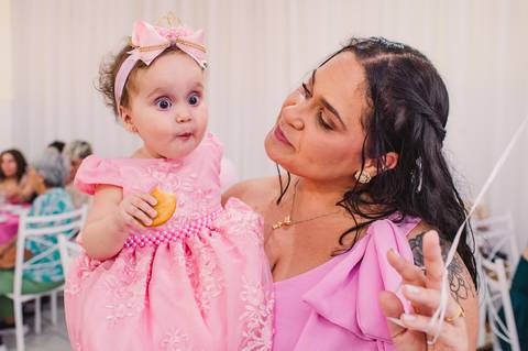 Festa de aniversário infantil - fotógrafa Claudia Wallauer - aniversariante comendo um salgadinho e fazendo uma carinha engraçada'