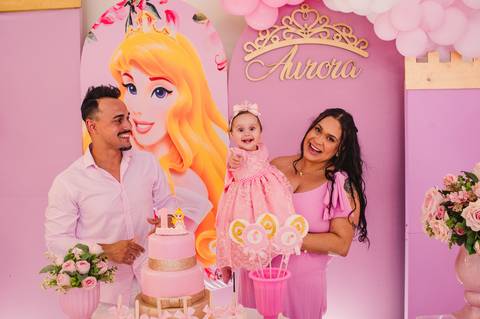 Festa de aniversário infantil - fotógrafa Claudia Wallauer - aniversariante com os pais na mesa decorada as princesas'