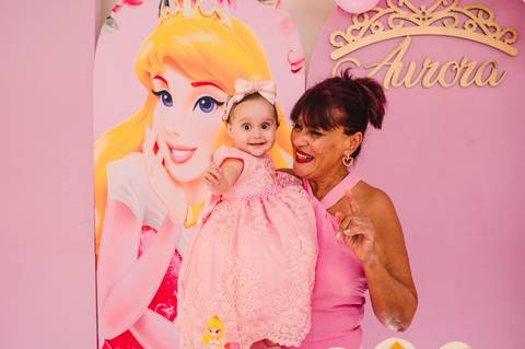 Festa de aniversário infantil - fotógrafa Claudia Wallauer - aniversariante com a vovó e fazendo 1 aninho - na mesa decorada de princesa'