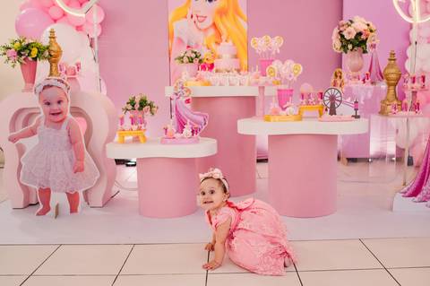 Festa de aniversário infantil - fotógrafa Claudia Wallauer - aniversariante em frente à mesa decorada das princesas'