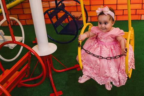 Festa de aniversário infantil - fotógrafa Claudia Wallauer - aniversariante brincando no balanço'