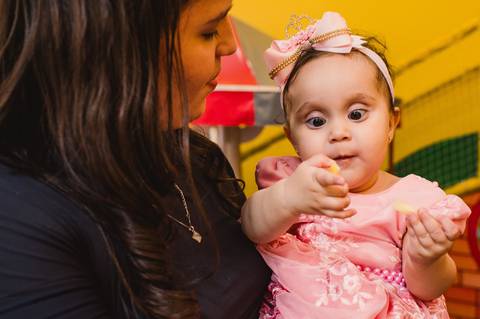 Festa de aniversário infantil - fotógrafa Claudia Wallauer - aniversariante comendo um salgadinho'