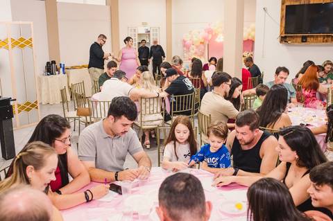 Chá de bebê - Poliana Festas - fotógrafa Claudia Wallauer - convidados concentrados no bingo'