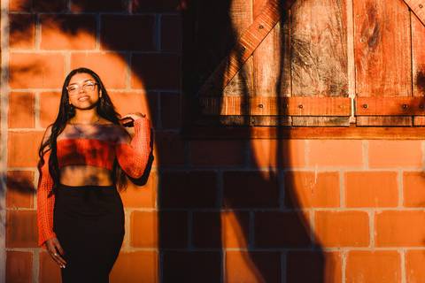 ensaio de 15 anos, menina com a luz do sol à tardinha na chácara'