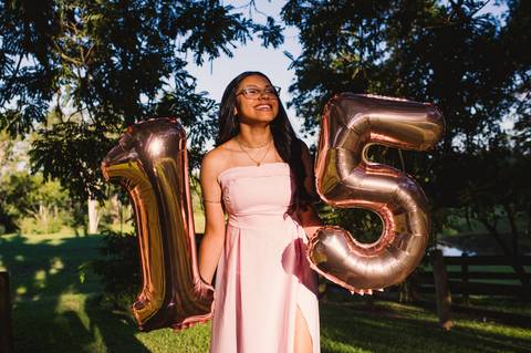 Ensaio de 15 anos na chácara, menina segurando balão de 15 anos'