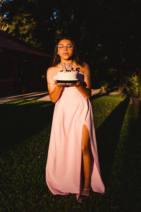 ensaio de 15 anos, menina com bolo'