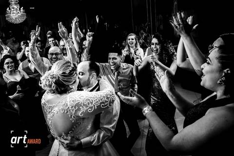 foto-premiada-18º-concurso-geral-fineart-association-fabio-figueiredo-noivos-com-padrinhos-primeira-dança-espaço-luz-rj'