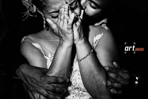foto-premiada-fineart-association-paula-dau-carinho-emocao-abraço-afeto-amor-casamento-rio-de-janeiro-rj'