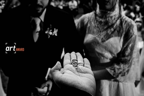 foto-premiada-18º-concurso-geral-fineart-association-simbolismo-fabio-figueiredo-noivos-com-alianças-vargem-grande-coliseu-eventos-rj'