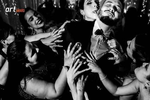 foto-premiada-21º-concurso-geral-fineart-association-momento-inusitado-fabio-figueiredo-maos-village-la-penha-festas-rj'