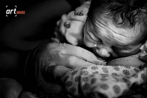 foto-premiada-fineart-decimo-quinto-concurso-de-familia-association-fábio-figueiredo-caxias-dor-rj-lágrima-recem-nascido-bebe-parto'
