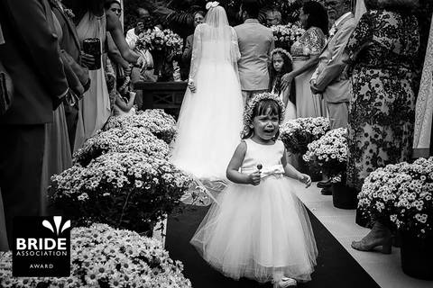 foto-premiada-bride-association-paula-dau-crianca-choro-lagrima-emoção-preto-e-branco-sentimento-cerimonia'