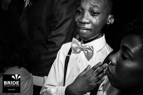 foto-premiada-bride-association-paula-dau-criancas-choro-lagrima-emoção-preto-e-branco-sentimento-cerimonia'