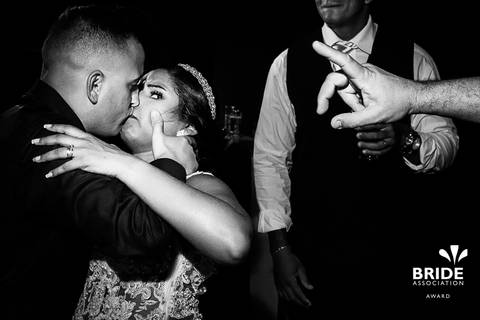 foto-premiada-bride-association-paula-dau-divertida-humor-beijo-preto-e-branco-festa'