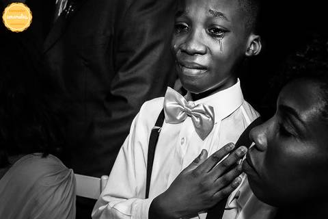 foto-premiada-amarelos-paula-dau-criancas-choro-lagrima-emoção-preto-e-branco-sentimento-cerimonia'