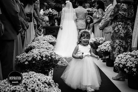 foto-premiada-inspiration-photographers-paula-dau-crianca-chorando-pirulito-ilha-da-gigoia-barra-da-tijuca-rj'