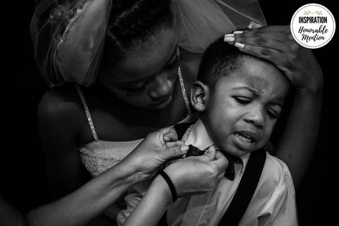 foto-menção-honrrosa-honorable-metion-inspiration-photographers-paula-dau-casamento-menino-chorando-alfinete-ajeitando-gravata-noiva-segurando-mirante-primavera-duque-de-caxias-rj-rio-de-janeiro'