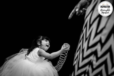 foto-menção-honrrosa-honorable-metion-inspiration-photographers-paula-dau-casamento-menininha-menina-brincando-mãe-brigando-bronca-ilha-da-gigoia-barra-da-tijuca-rj-rio-de-janeiro'