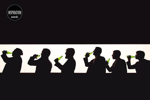 foto-premiada-inspiration-photographers-fabio-figueiredo-noivo-com-padrinhos-heineken-atlantico-sul-hotel-barra-da-tijuca-rj-silhueta-diferente'