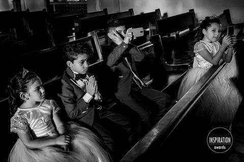 foto-premiada-inspiration-photographers-paula-dau-criancas-rezando-celular-igreja'