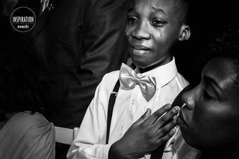 foto-premiada-inspiration-photographers-paula-dau-menino-crianca-chorando-emocionado-emocao'