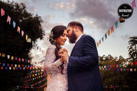 foto-premiada-inspiration-photographers-fabio-figueiredo-casal-lindo-bandeirinhas-amor-sentimento-vestido-de-noiva-lindo-noivos-vargem-grande-rj-ensaio-trash-the-dress-pos-wedding'