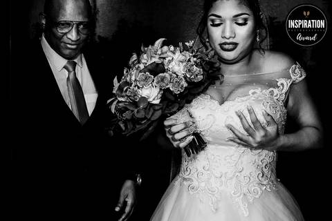 foto-premiada-inspiration-photographers-paula-dau-noiva-ajeitando-seios-peitos-espaço-cantagalo-campo-grande-rio-de-janeiro-rj-entrando-cerimonia'