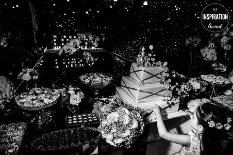 foto-premiada-inspiration-photographers-fabio-figueiredo-daminha-bolo-dedo-casa-santa-teresa-rj-menininha-menina-rio-de-janeiro'