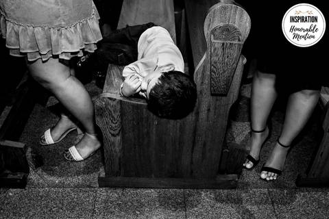 foto-menção-honrrosa-honorable-metion-inspiration-photographers-paula-dau-casamento-menino-menininho-dormindo-cerimonia-banco-igreja-paróquia-santa-cecília-espaço-village-la-penha-rio-de-janeiro-rj'