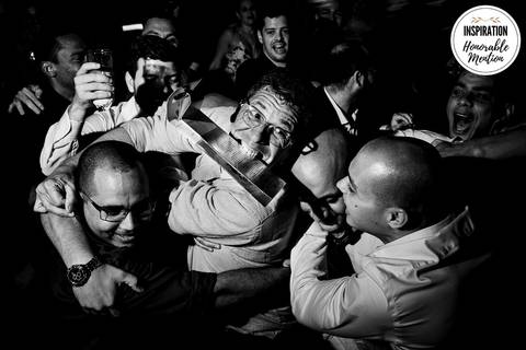 foto-menção-honrrosa-honorable-metion-inspiration-photographers-fabio-figueiredo-fara-pegando-whiske-confusão-alegria-zefiro-eventos-niteroi-rj-rio-de-janeiro-fortaleza-de-santa-cruz'