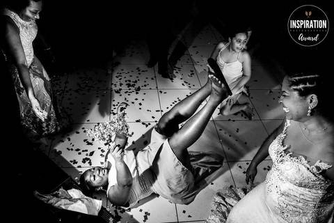 foto-premiada-inspiration-photographers-fabio-figueiredo-buque-caindo-madrinha-pegando-tombo-casamento-rio-de-janeiro-rj'