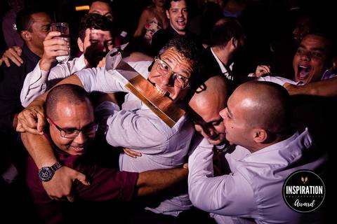 foto-premiada-inspiration-photographers-fabio-figueiredo-whisky-caindo-padrinhos-pegando-farra-casamento-rio-de-janeiro-zéfiro-fortaleza-de-santa-cruz-rj'
