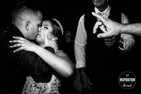 foto-premiada-inspiration-photographers-paula-dau-noiva-noivo-pista-dança-momento-divertido-praça-seca-espaço-luz-rio-de-janeiro-rj'