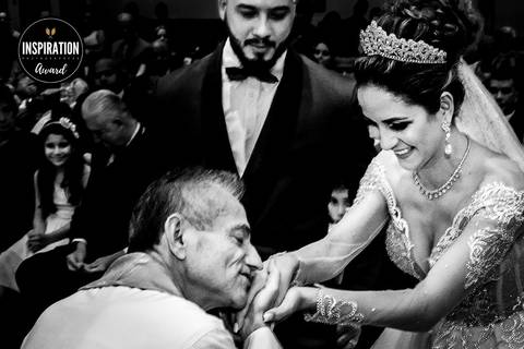 foto-premiada-inspiration-photographers-fabio-figueiredo-carinho-padre-maos-pegando-casamento-rio-de-janeiro-rj'