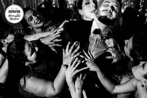 foto-premiada-com menção-honrrosa-inspiration-photographers-fabio-figueiredo-carinho-noivos-maos-pegando-madrinhas-casamento-rio-de-janeiro-rj'