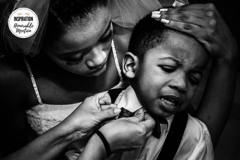 foto-menção-honrrosa-honorable-metion-inspiration-photographers-paula-dau-casamento-menino-chorando-alfinete-ajeitando-gravata-noiva-segurando-mirante-primavera-duque-de-caxias-rj-rio-de-janeiro'