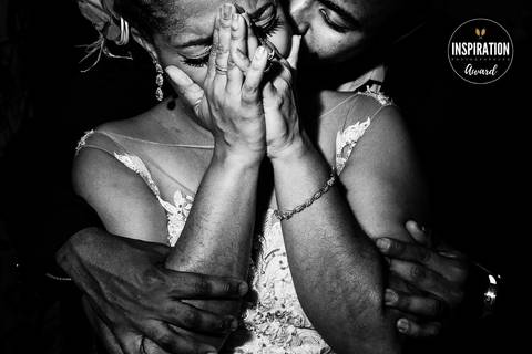foto-premiada-inspiration-photographers-paula-dau-carinho-emocao-abraço-afeto-amor-casamento-rio-de-janeiro-rj'