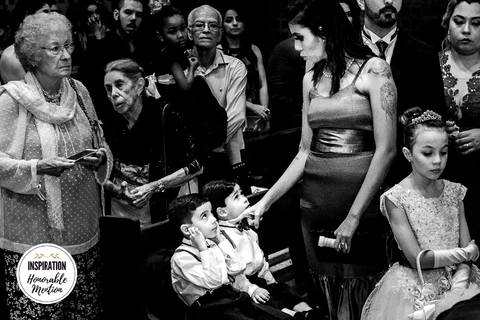 foto-premiada-com-menção-honrrosa-inspiration-photographers-paula-dau-criancas-bronca-silêncio-cerimonia-casamento-rio-de-janeiro-rj'