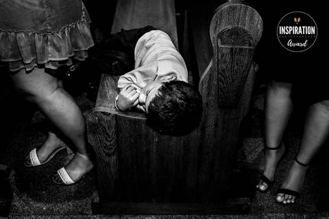 foto-premiada-inspiration-photographers-paula-dau-crianca-deitada-cerimonia-casamento-rio-de-janeiro-rj'