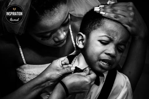 foto-premiada-inspiration-photographers-paula-dau-casamento-menino-chorando-alfinete-ajeitando-gravata-noiva-segurando-mirante-primavera-duque-de-caxias-rj-rio-de-janeiro'