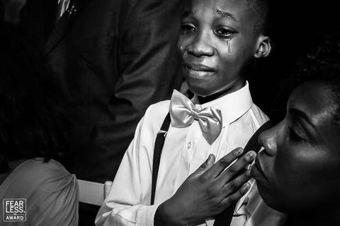 foto-premiada-fearless-photographers-paula-dau-menino-crianca-chorando-emocionado-emocao'