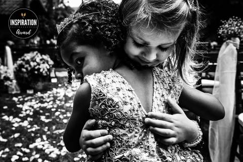 foto-premiada-inspiration-photographers-fabio-figueiredo-carinho-criancas-maos-pegando-casamento-rio-de-janeiro-rj'