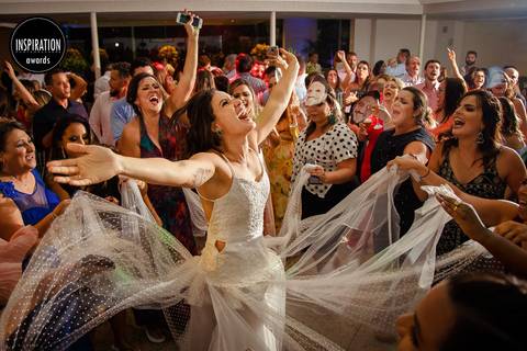 foto-premiada-inspiration-photographers-fabio-figueiredo-vestido-de-noiva-lindo-madrinhas-dancando-alegria-emocao-festejando-casa-do-alto-rj'