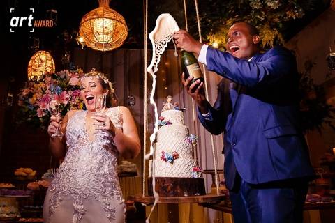 foto-premiada-24-concurso-geral-fineart-association-fabio-figueiredo-casamento-raquel-e-diogo-espumante-espaco-capim-limao-cascadura-rj-champagner-estourar-espuma-alegria'