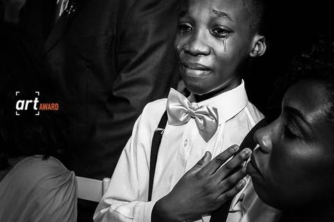 foto-premiada-fineart-association-paula-dau-criancas-choro-lagrima-emoção-preto-e-branco-sentimento-cerimonia'